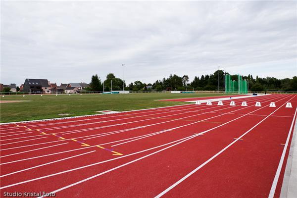 Aanleg kunststof atletiekpiste in PU, natuurgras voetbalveld en omgevingswerken - Sportinfrabouw NV